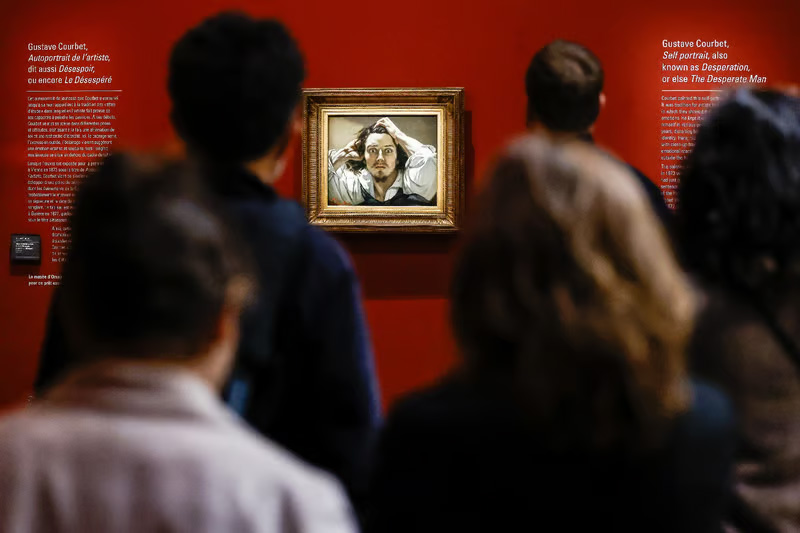 Musée d’Orsay – salle 4 – visiteurs devant le tableau de Courbet – Le Désespéré